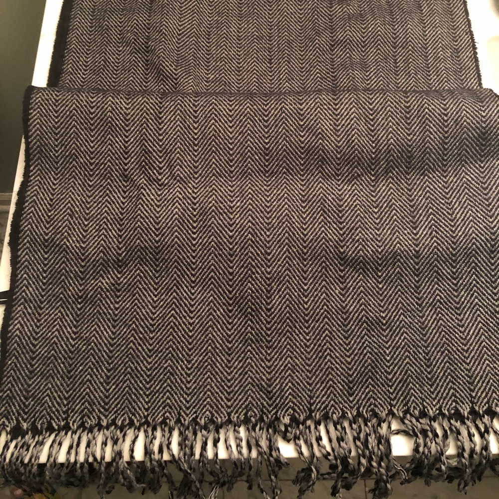 Forever 21 Men herringbone scarf.